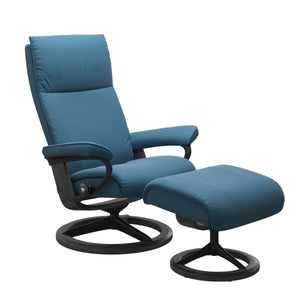 Stressless® Aura (M) Signature chair with footstool